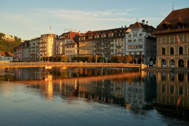 Gün batımında eski kasabada nehrin üzerinde küçük bir köprü