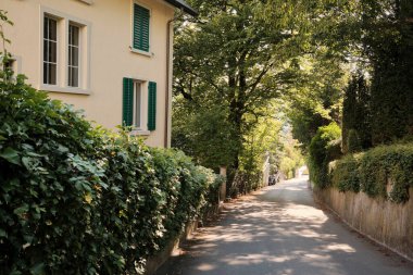 Evin yakınında güneş ışığı alan asfalt yol