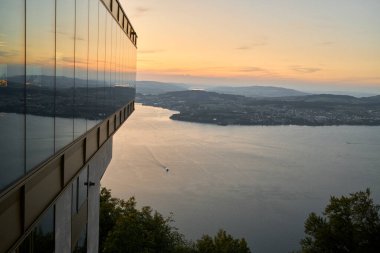 Gün batımında deniz kenarındaki dağlık bölgelerde kıyı yerleşimi