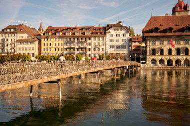 Şehrin tarihi bölgesinde eski bir köprü.