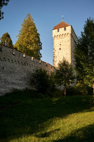 スイスの青い空の下で石の塔と中世都市の壁 — ストック写真