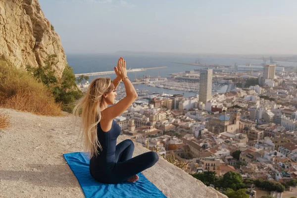 Girl Does Sports Yoga Outdoors — Stock Photo, Image