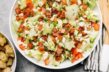 Mavi ve Pastırmalı Domuz Pirzola Salatası