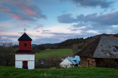 Slovakya 'nın Bela-Dulice köyündeki tarihi çan kulesi.