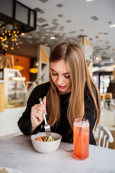 Jong Meisje Eten Een Cafe — Stockfoto