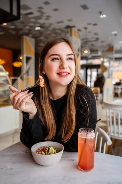 Een Jong Meisje Een Café Ontbijt Een Snack — Stockfoto