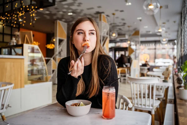 Een Jong Meisje Een Café Eet Een Salade — Stockfoto
