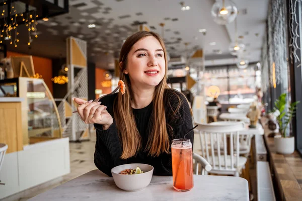 Een Jong Meisje Een Café Eet Een Salade — Stockfoto