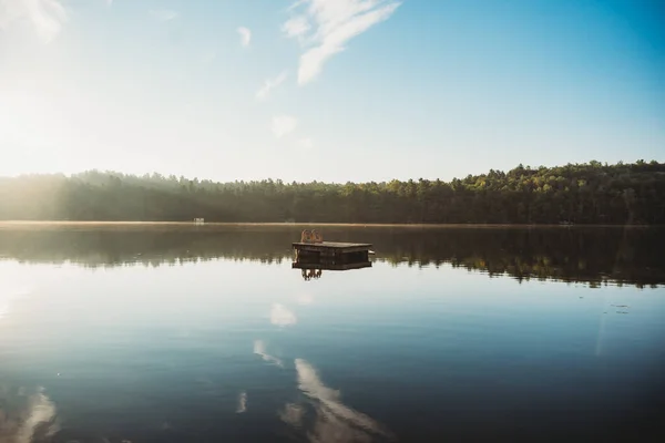 Плавательная Платформа Плавающая Спокойном Озере Солнечным Летним Утром — стоковое фото