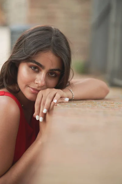 Modelo Muito Jovem Posa Nas Ruas Toledo Espanha — Fotografia de Stock