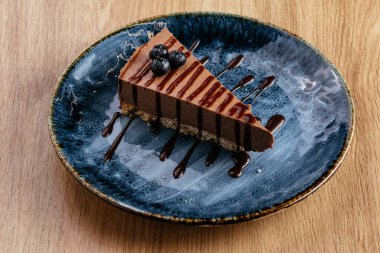 Tahta bir masada düzgün beslenme için tatlılar