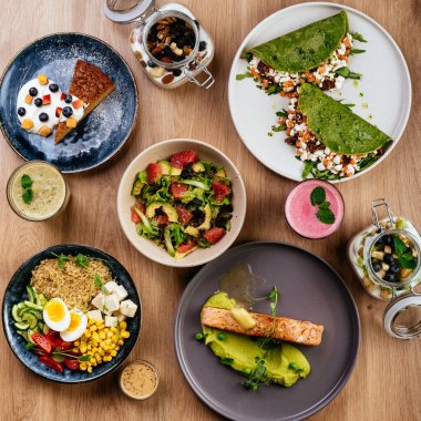 avokado, greyfurt ve otlu salata.