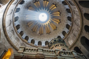 Bir Işık Kuyusu Parlar içinden