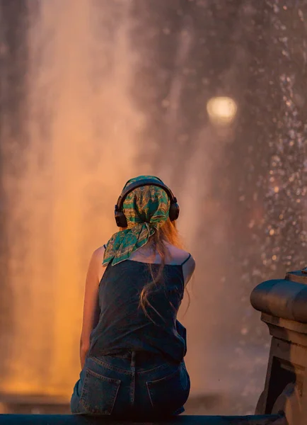 女人听音乐纽约市公园的水源 — 图库照片