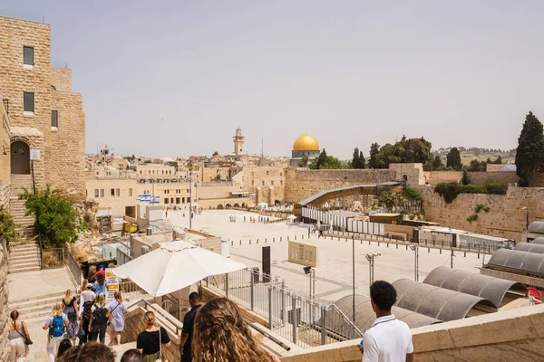 Turyści Wchodzą Western Wall Plaza Starego Miasta Jerozolimy — Zdjęcie stockowe