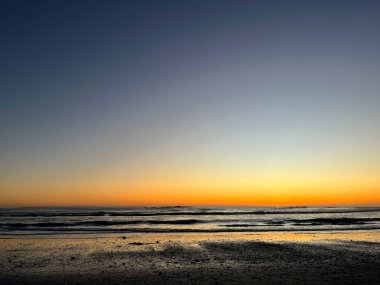 Sahilde nefes kesici gün batımı gökyüzü