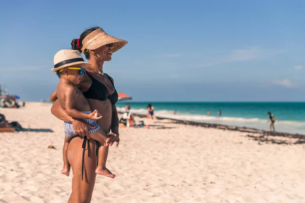 Latin Mamma Och Hennes Lilla Pojke Stranden Tittar Havet — Stockfoto
