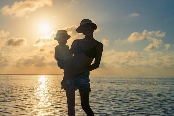 Silueta Una Madre Delgada Llevando Bebé Atardecer Playa —  Fotos de Stock