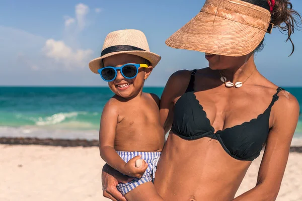 Menino Latino Praia Com Sua Mãe Divertindo Sorrindo — Fotografia de Stock