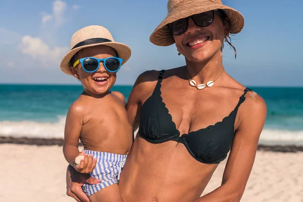 Ung Latinamerikansk Pojke Bär Hatt Och Solglasögon Stranden — Stockfoto