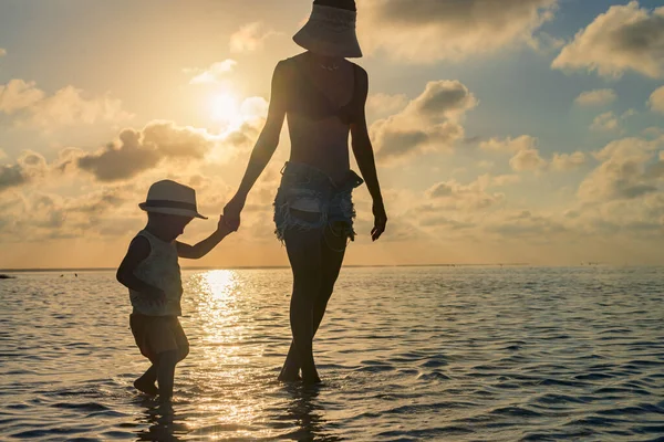 Kvinnan Och Hennes Son Går Det Grunda Vattnet Vid Stranden — Stockfoto