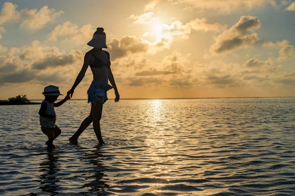 Mor Och Son Håller Hand Och Går Vattnet Vid Solnedgången — Stockfoto