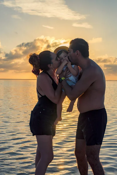 Мама Тато Цілують Сина Щоках Заходом Сонця Позаду — стокове фото