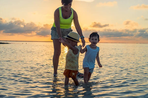 Mormor Leker Med Sina Två Barnbarn Stranden Vattnet — Stockfoto