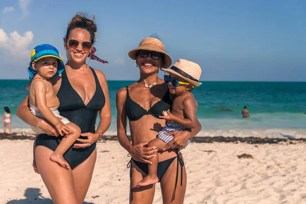 Two Latin Moms Carrying Her Babies Beach Sunny Day — Stock Photo, Image