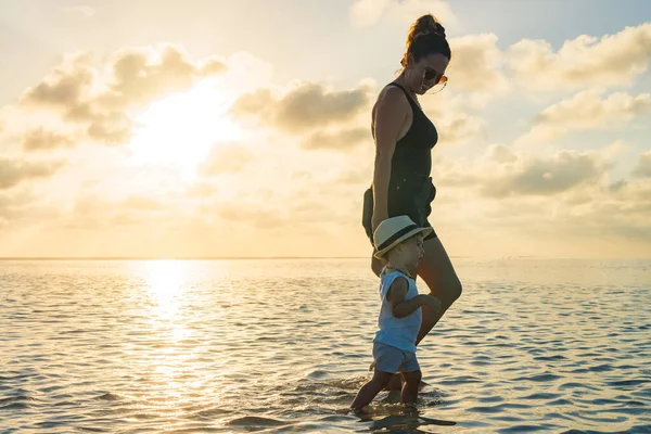 Mamma Och Hennes Son Går Vattnet Vid Solnedgången Stranden — Stockfoto