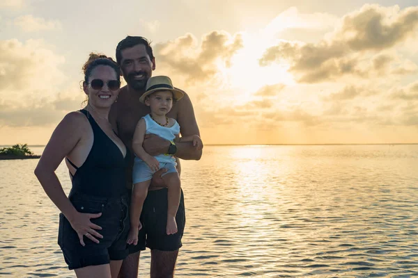 Porträtt Ung Familj Tre Med Solnedgången Ryggen — Stockfoto