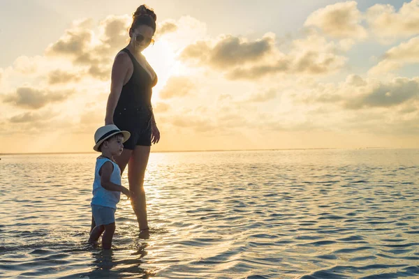 Mamãe Andando Com Seu Menino Água Praia — Fotografia de Stock