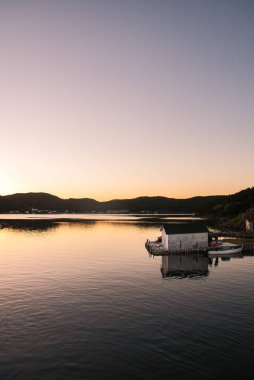 Newfoundland, Kanada 'da balıkçılık alanında sakin bir gün batımı.