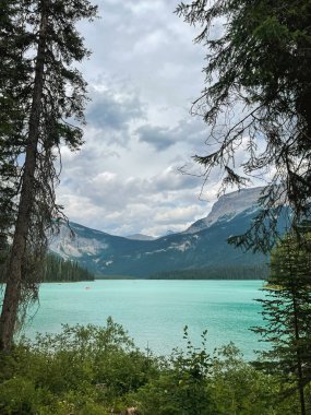 Yoho Ulusal Parkı 'ndaki Emerald Gölü, British Columbia, Kanada.
