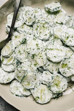 Tepesinde Dill olan kremalı salatalık.