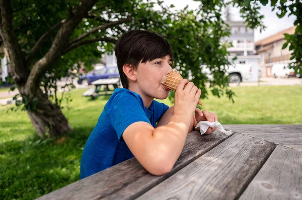 Jongen Die Buiten Een Ijsje Eet Aan Een Picknicktafel — Stockfoto