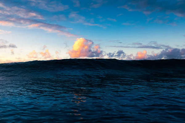 Golfen Het Strand Met Oranje Wolken Bij Zonsondergang — Stockfoto