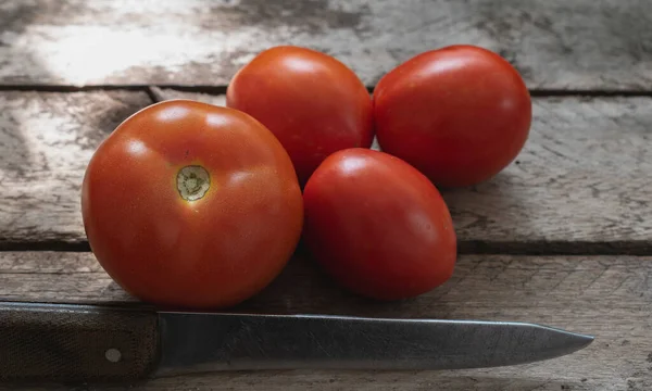 Close Tomates Vermelhos Uma Mesa Madeira — Fotografia de Stock