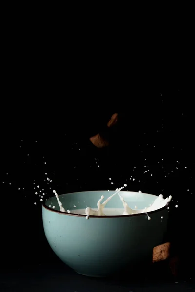 Cereal Cayendo Una Taza Azul Con Salpicaduras Leche — Foto de Stock