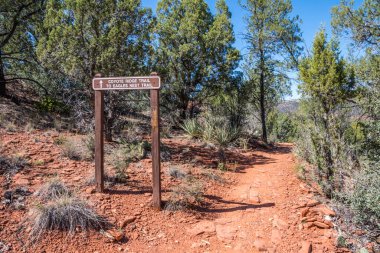 Sedona, AZ, ABD - 12 Ekim 2019: Manzaralı hedefine giden farklı deneyler