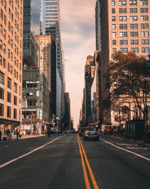Şehir silüeti sokak trafiği güneş batımı New York