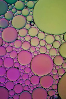 Su ve yağlı renkli daireler, çok renkli arkaplan