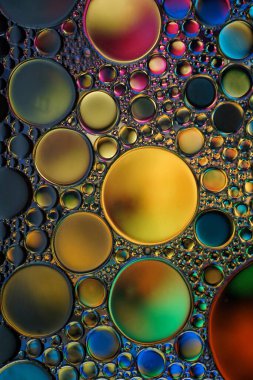 Su ve yağlı renkli daireler, çok renkli arkaplan