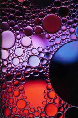 Su ve yağlı renkli daireler, çok renkli arkaplan