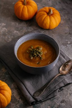 Bir kasede sonbahar balkabağı çorbası