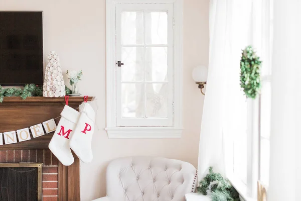 Punčochy Krbu Uvnitř Domu Zdobené Vánoce — Stock fotografie