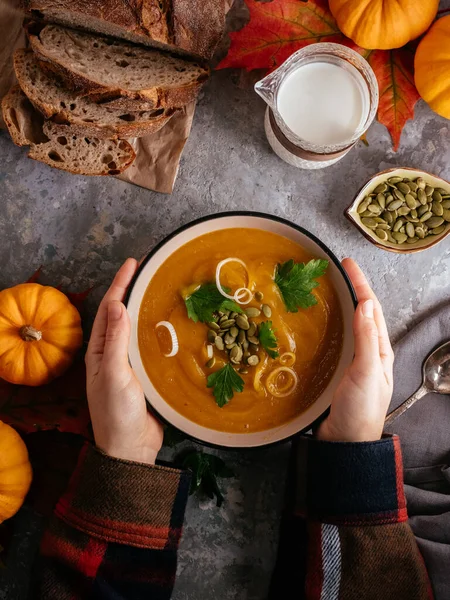 Ragazza Tiene Piatto Zuppa Zucca Con Mani — Foto Stock