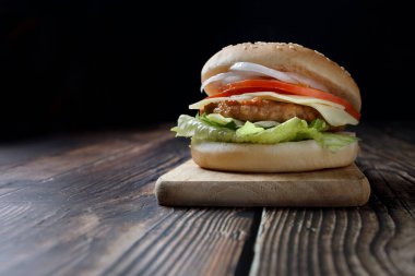 Et, domates ve soğanlı hamburger.