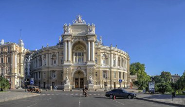 Odessa, Ukrayna 04.09.2022. Ukrayna 'da güneşli bir yaz gününde Odessa Ulusal Akademik Opera ve Bale Tiyatrosu