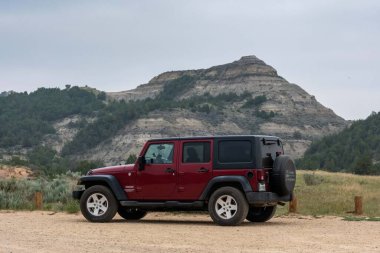 Theodore Roosevelt NP, ND, ABD - 6 Temmuz 2021: Koruma parkı boyunca park edilmiş bir Jeep Wrangler Sınırsız Spor